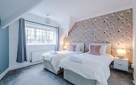 Delightful 3 Bedroom Home With Parking And Garden